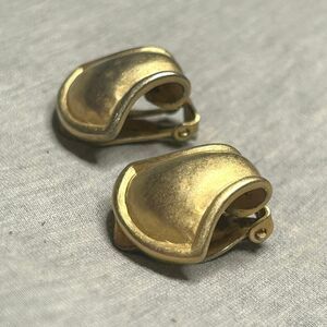 Vintage Les Bernard Gold Clip On Earrings